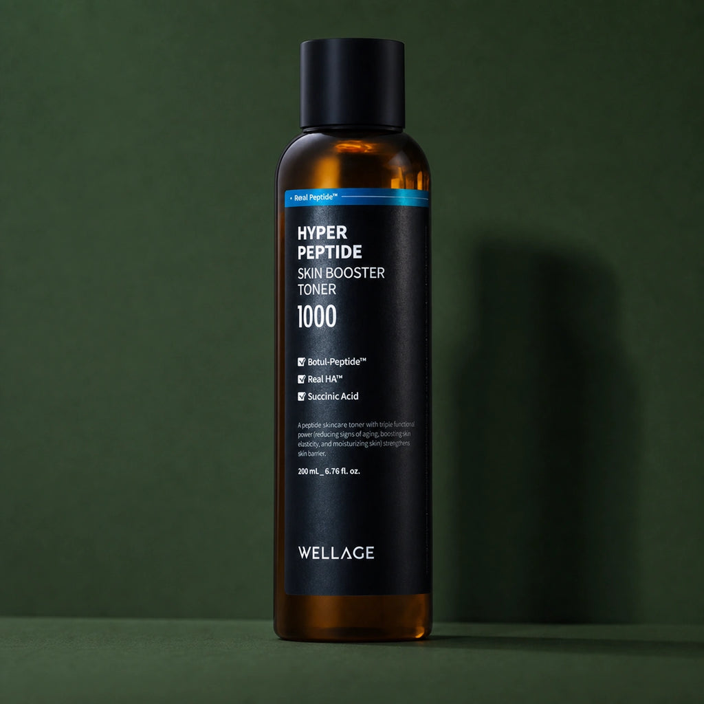 Lotion Tonique Booster aux Peptides WELLAGE sur fond vert profond