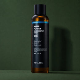 Lotion Tonique Booster aux Peptides WELLAGE sur fond vert profond