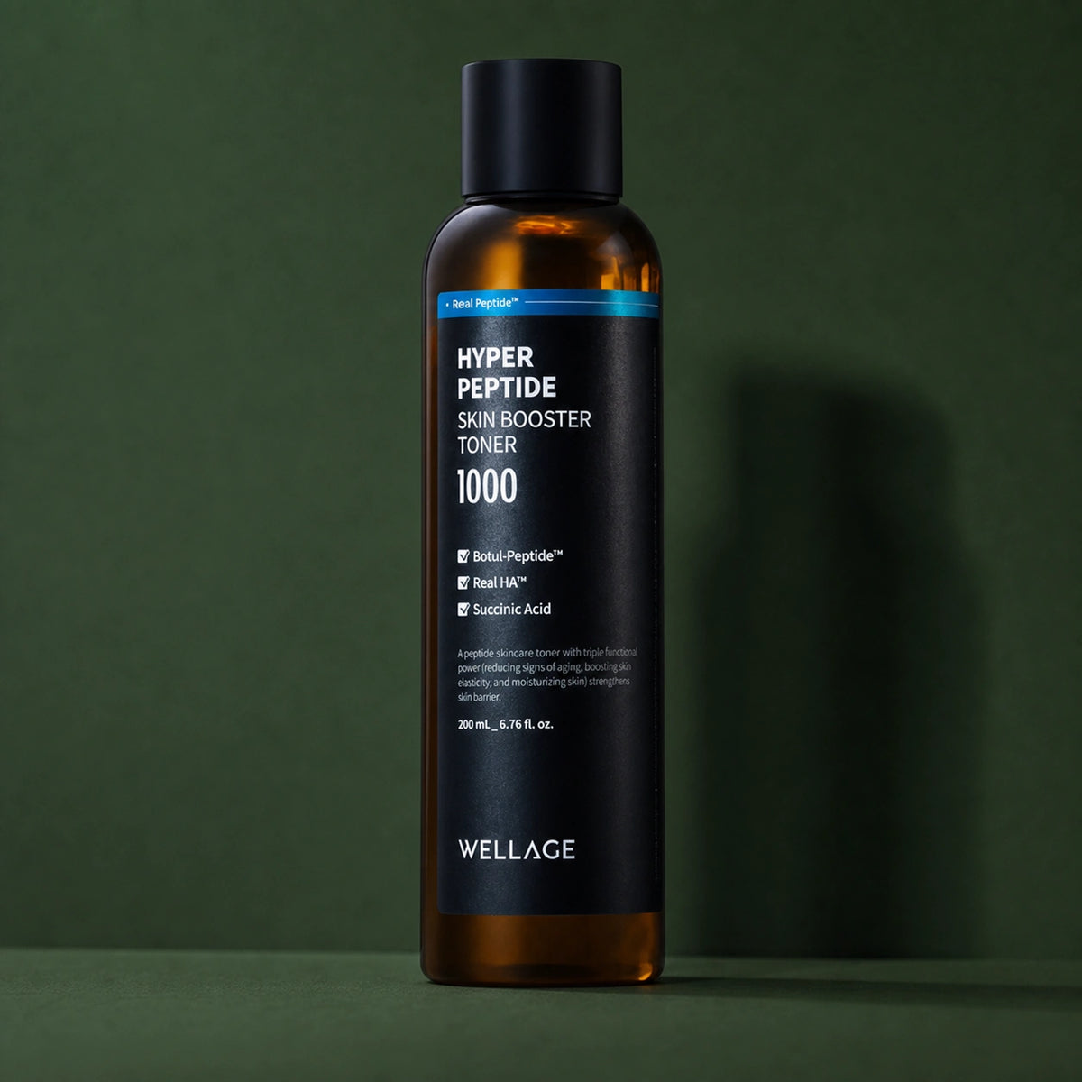 Lotion Tonique Booster aux Peptides WELLAGE sur fond vert profond