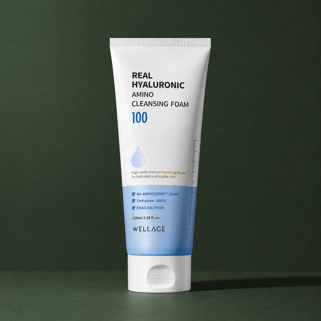 Mousse Nettoyante Hyaluronique aux Acides Aminés WELLAGE sur fond vert profond