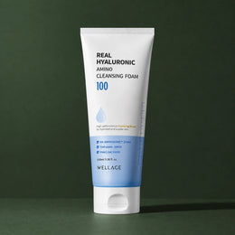 Mousse Nettoyante Hyaluronique aux Acides Aminés WELLAGE sur fond vert profond