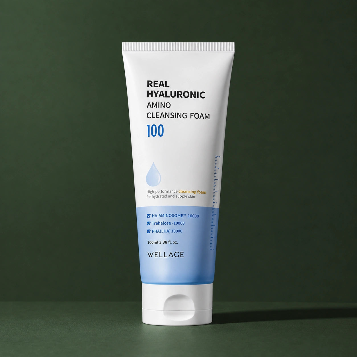 Mousse Nettoyante Hyaluronique aux Acides Aminés WELLAGE sur fond vert profond