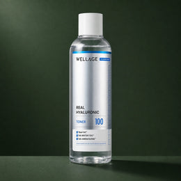 Tonique Visage Hyaluronique 100 WELLAGE sur fond vert profond